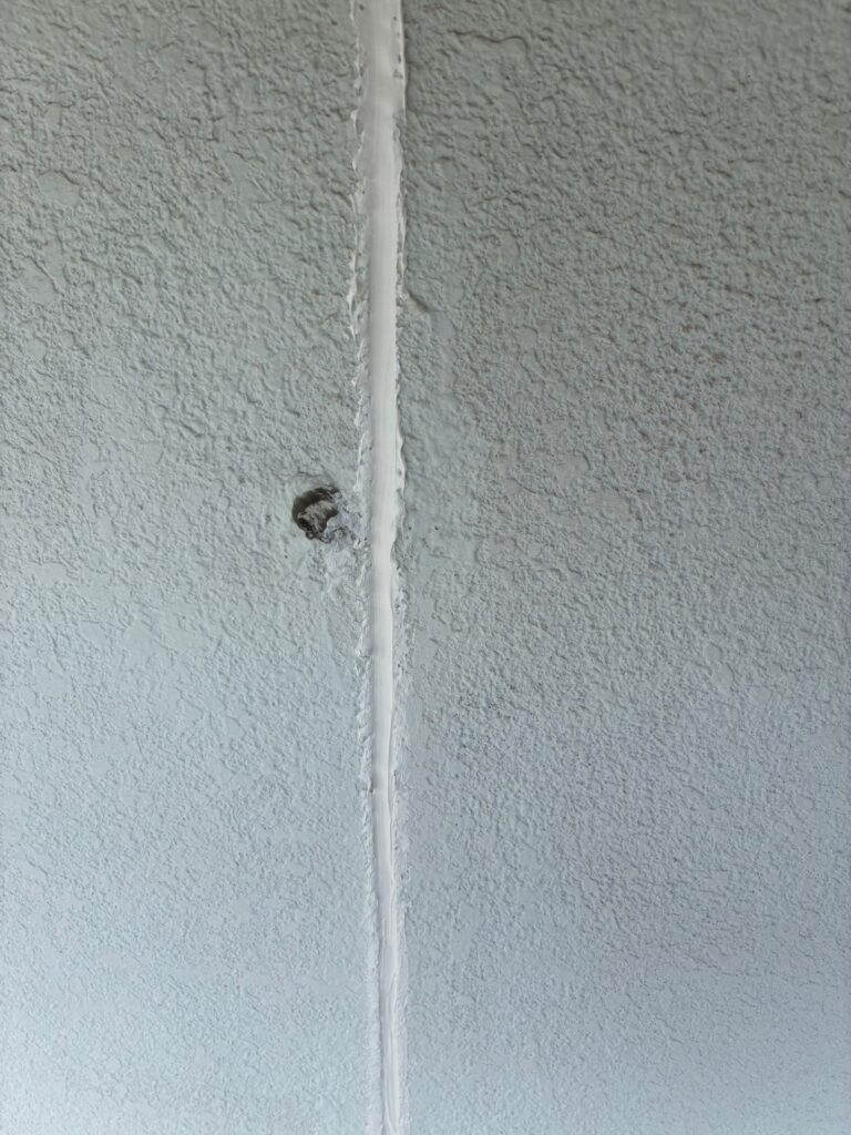 大阪府東大阪市新家町にて換気扇と外壁のひび割れからの雨漏り修理 施工後