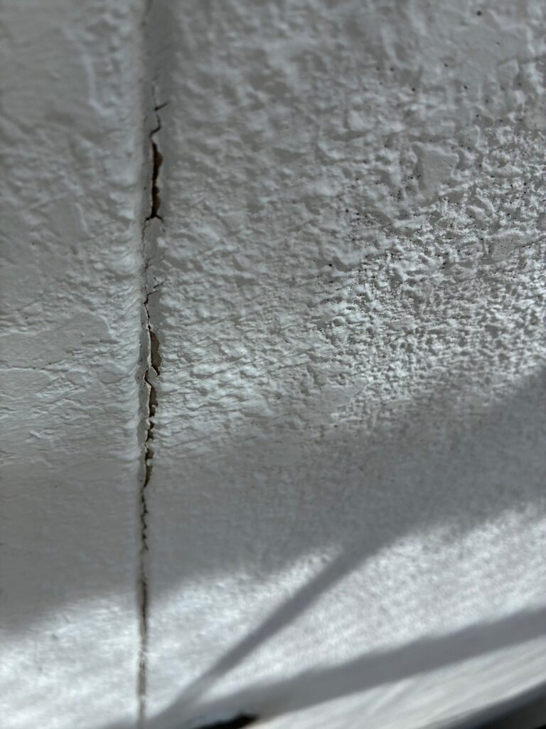 大阪府東大阪市新家町にて換気扇と外壁のひび割れからの雨漏り修理 施工後