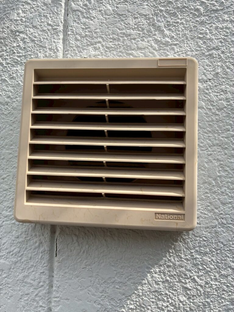 大阪府東大阪市新家町にて換気扇と外壁のひび割れからの雨漏り修理 施工後