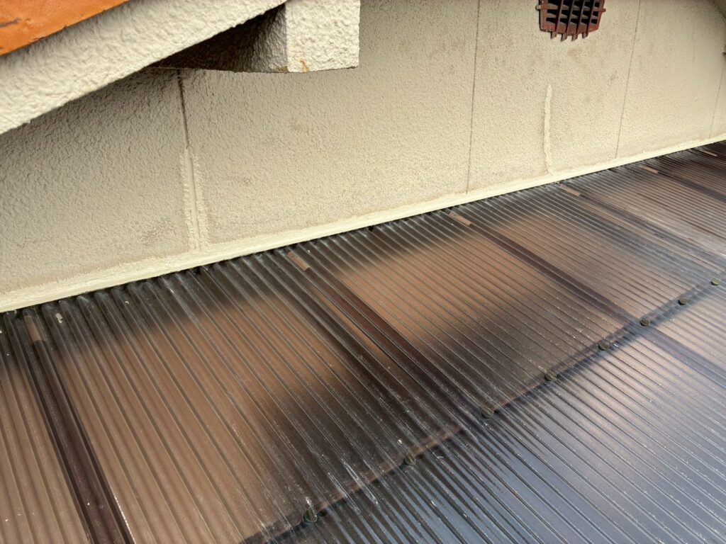 東大阪市にて雨漏り修理〈外壁のひび割れ補修・コーキング補修〉 施工後