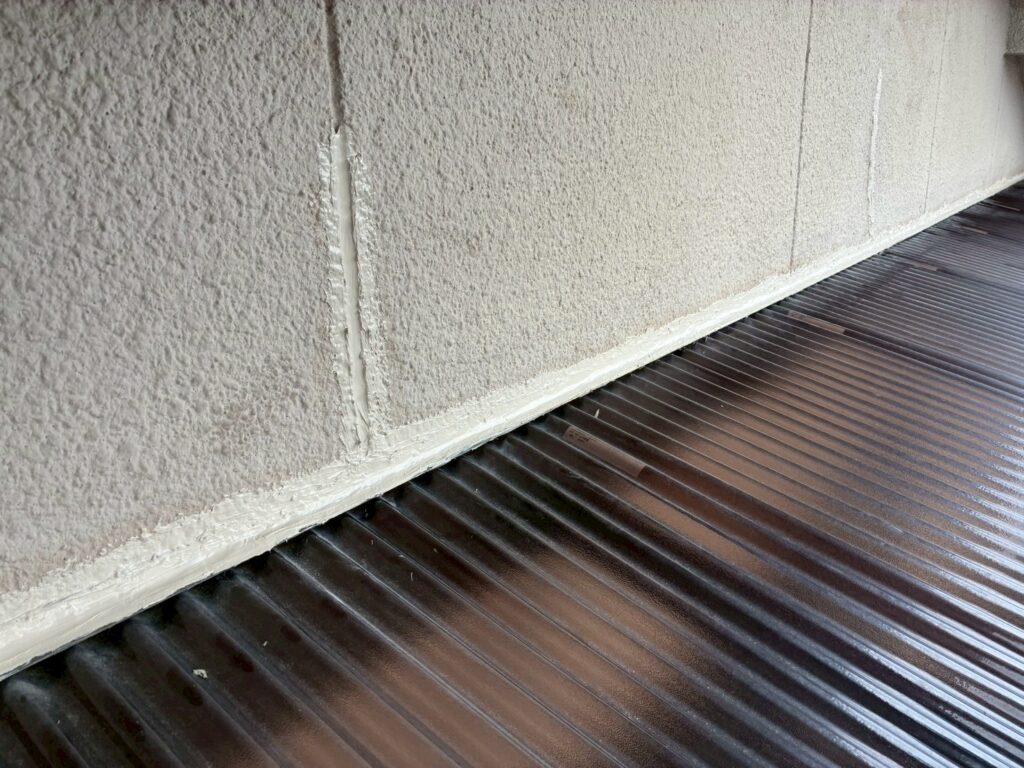 東大阪市にて雨漏り修理〈外壁のひび割れ補修・コーキング補修〉 施工後