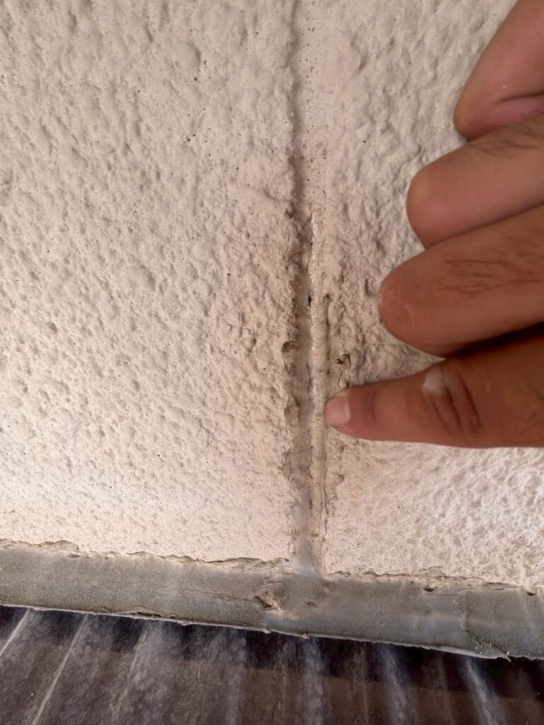 東大阪市にて雨漏り修理〈外壁のひび割れ補修・コーキング補修〉 施工後