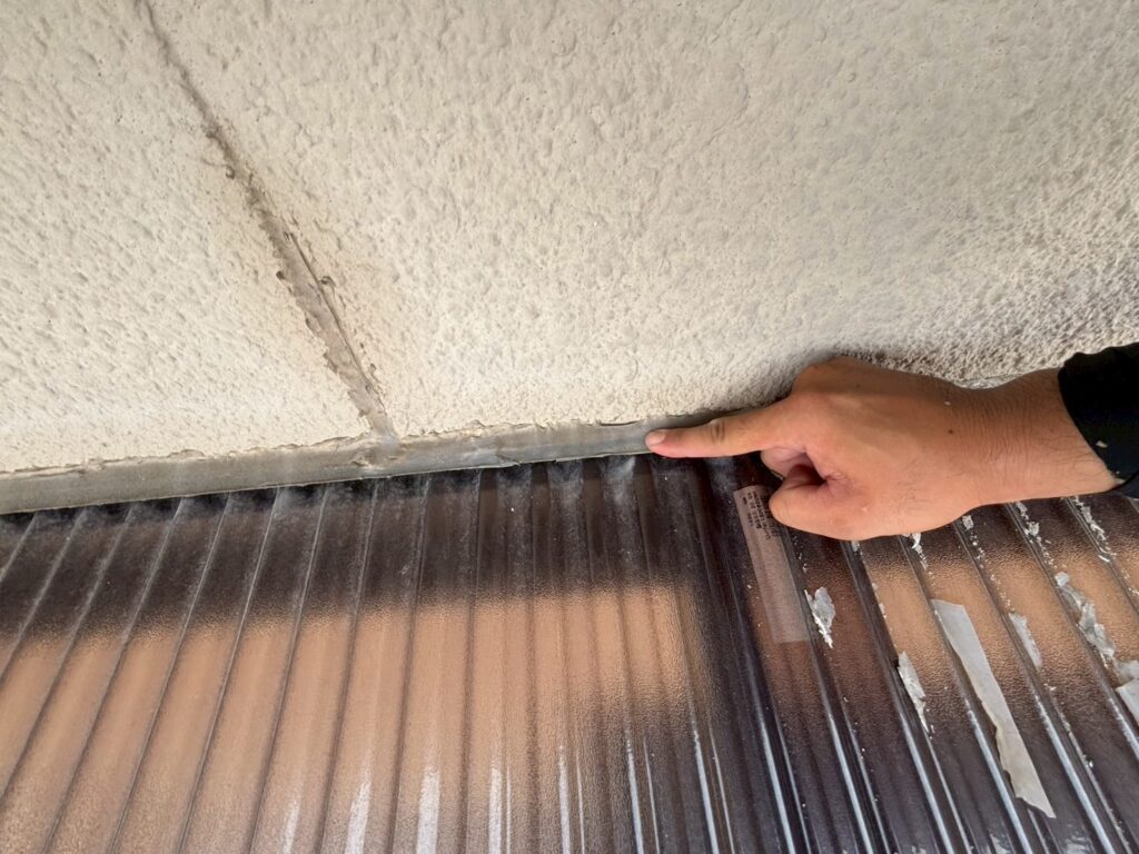 東大阪市にて雨漏り修理〈外壁のひび割れ補修・コーキング補修〉 施工後