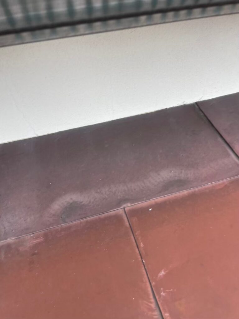 横浜市戸塚区にて雨漏り修理〈軒天の剥がれ・庇の板金工事〉 施工後