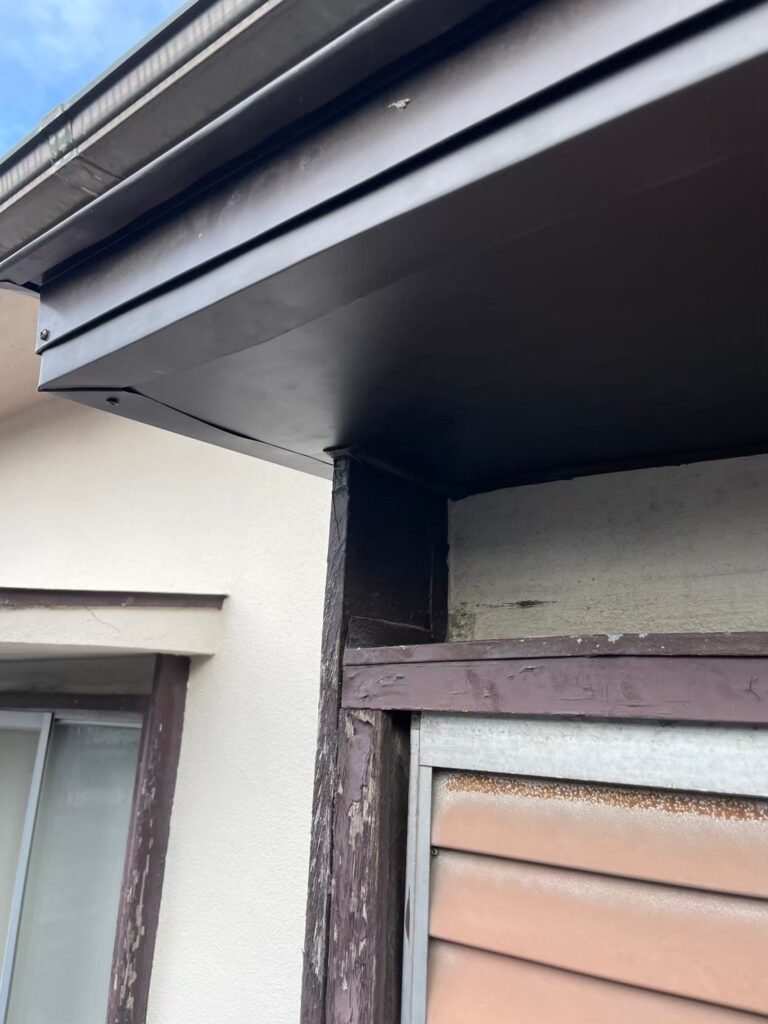 横浜市戸塚区にて雨漏り修理〈軒天の剥がれ・庇の板金工事〉 施工後