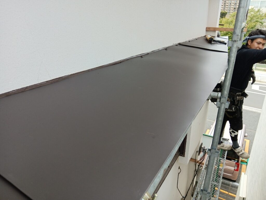 横浜市戸塚区にて雨漏り修理〈軒天の剥がれ・庇の板金工事〉 施工後