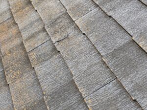 屋根の「ひび割れ」が雨漏りに直結？早期発見の重要性を解説