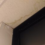 壁紙の浮きや波うちは雨漏りのサイン？見分け方と対処法を解説