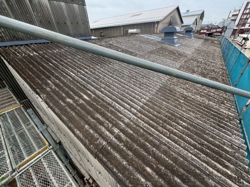 木更津市にて雨漏り修理・屋根修理〈ひび割れた波板屋根をカバー工法〉 施工後
