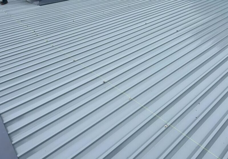 木更津市にて雨漏り修理・屋根修理〈ひび割れた波板屋根をカバー工法〉 施工後