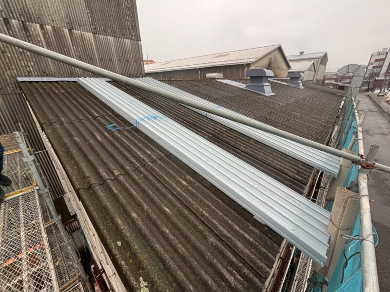 木更津市にて雨漏り修理・屋根修理〈ひび割れた波板屋根をカバー工法〉 施工後