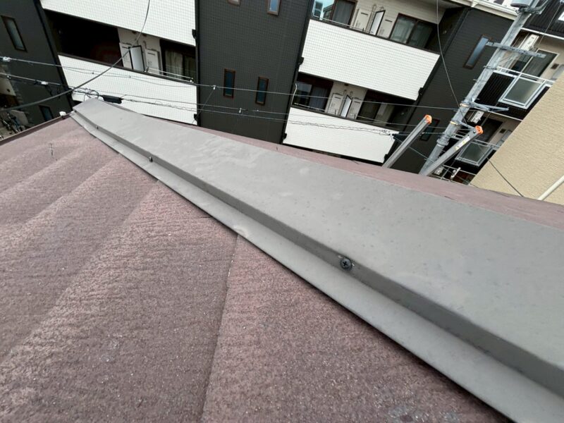 東大阪市南荘町にて雨漏り修理〈棟板金の釘穴が原因の漏水をパッキンビスで改善〉 施工後