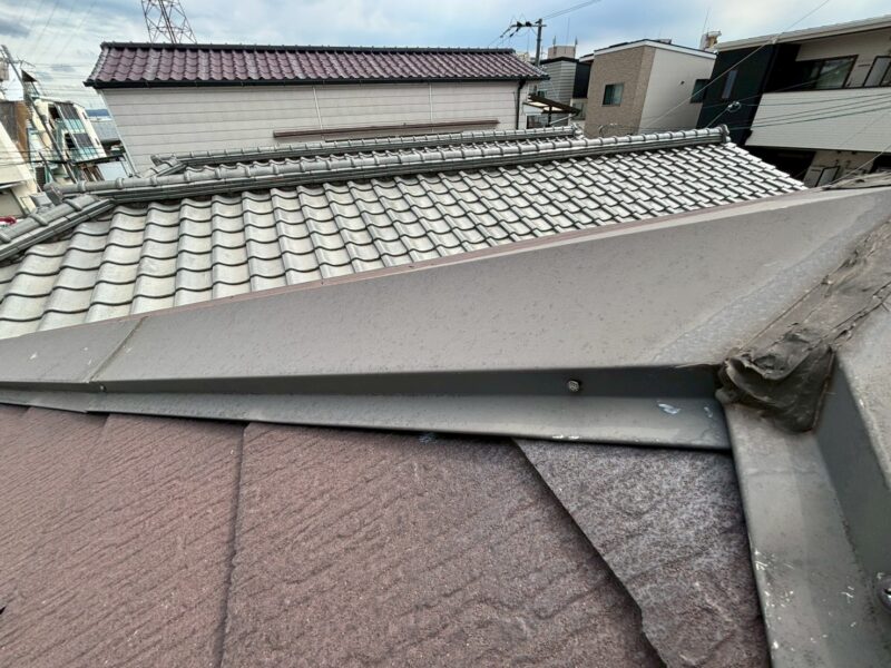 東大阪市南荘町にて雨漏り修理〈棟板金の釘穴が原因の漏水をパッキンビスで改善〉 施工後
