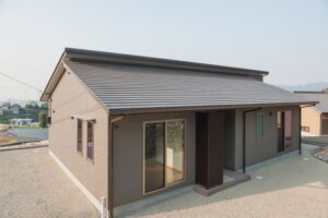 平屋で雨漏りが多い理由と対策|原因箇所から修理費用まで徹底解説