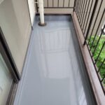 ベランダに水が溜まるのは勾配のせい？雨漏りとの関係と正しい対処法