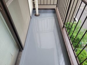 ベランダに水が溜まるのは勾配のせい？雨漏りとの関係と正しい対処法