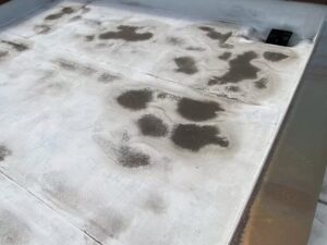 防水層の浮きを放置してはいけない理由は?雨漏りにつながるリスクと修理の目安